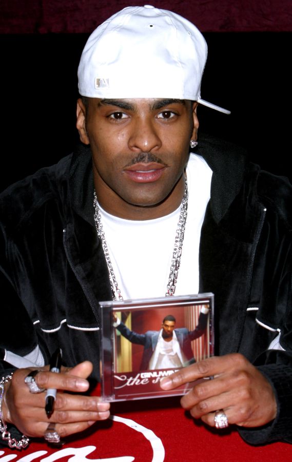 Ginuwine Signs New Album at Virgin Megastore