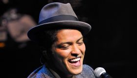 Bruno Mars Performs in London